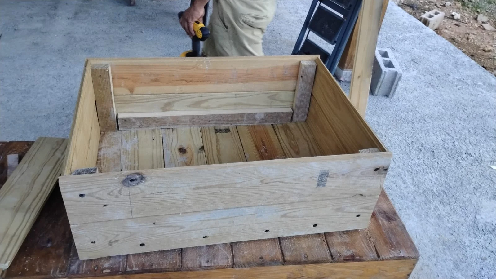 Small wooden cocoa fermentation test box built by Jairo Bonilla Cuesta for micro-batch trials. Title